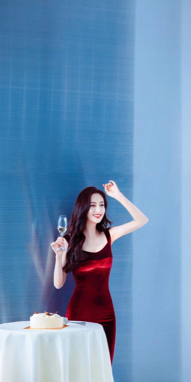 佟丽娅酒红色吊带裙这个造型真的惊艳到我了,好哇塞