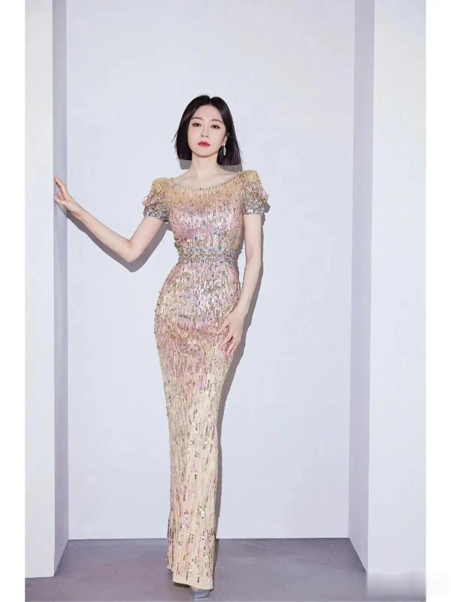 45岁秦岚在豪宅里庆生!穿吊带裙嫩得像个“水蜜桃”,真让人心动