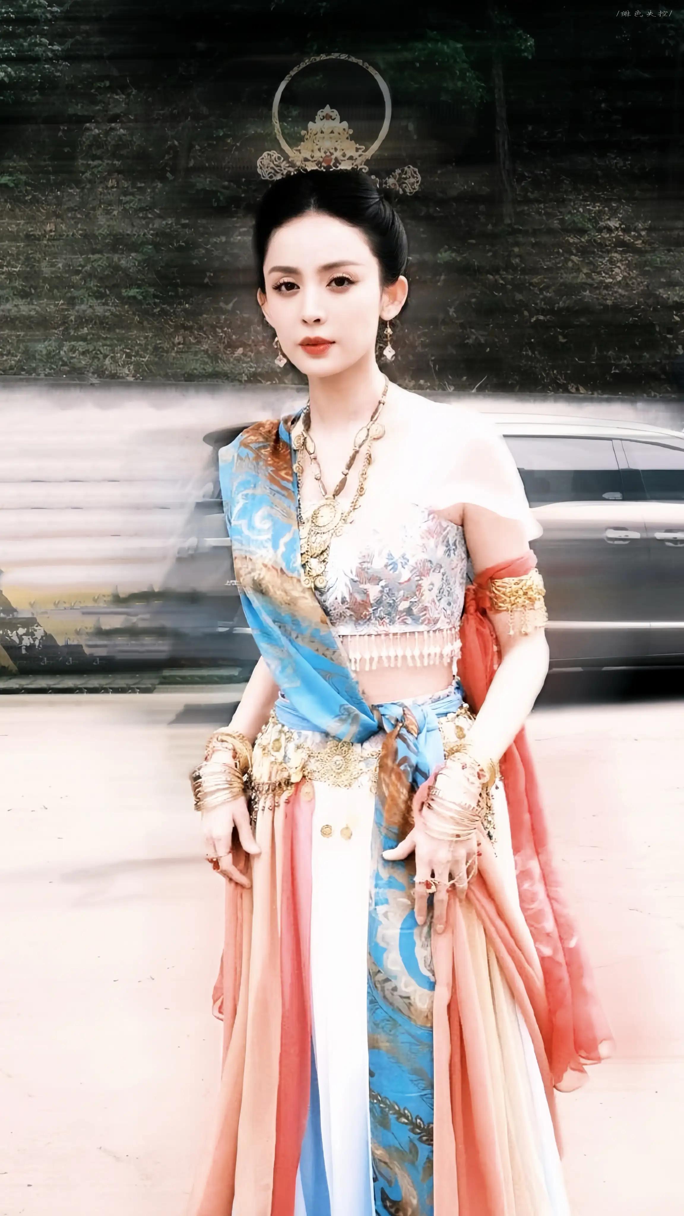 33岁娜扎国外被偶遇,穿着清凉骨瘦如柴,体态与昔判若两人