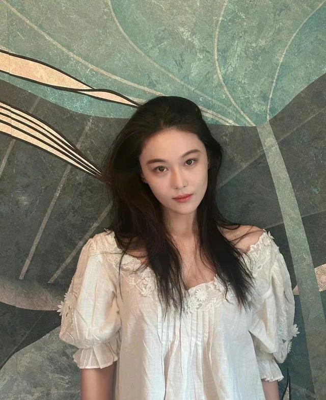 张馨予男友视角照 这张脸怎么拍都好看 网友:谁不想和张馨予约会呢