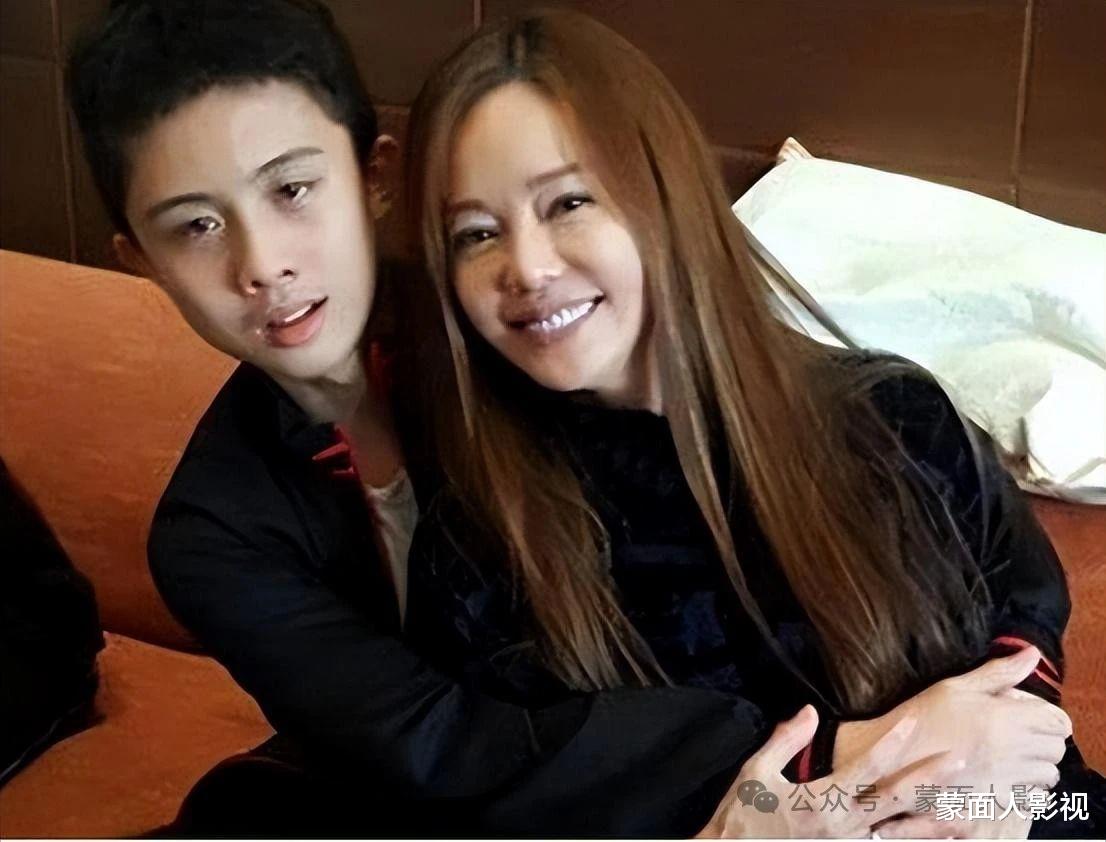 被扭曲母爱的星二代:12年母乳、15年同床,荒唐后续不断