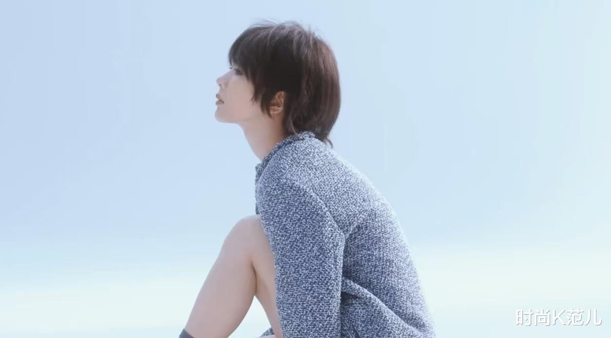 杨紫剪短发拍大片,齐耳短发+空气刘海,摩登减龄又时尚!