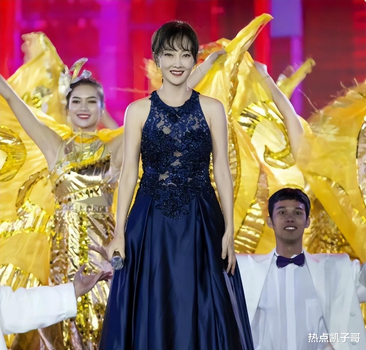 这一次,“老少恋”的残酷现实,在52岁的牛莉身上体现得淋漓尽致