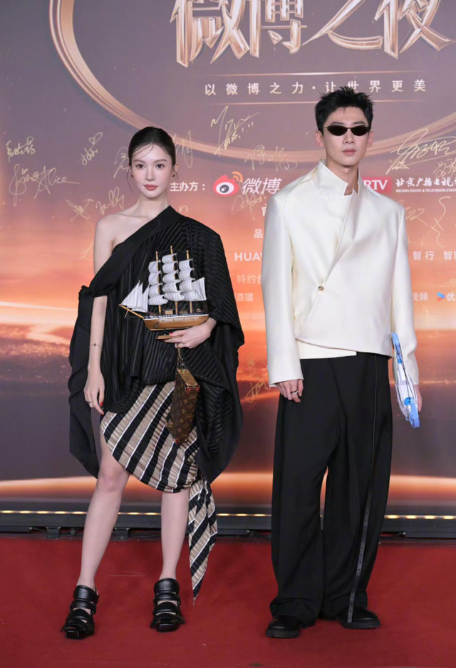 微博之夜红毯：杨紫穿戏服，肖战与六位大咖一起，李宇春压轴