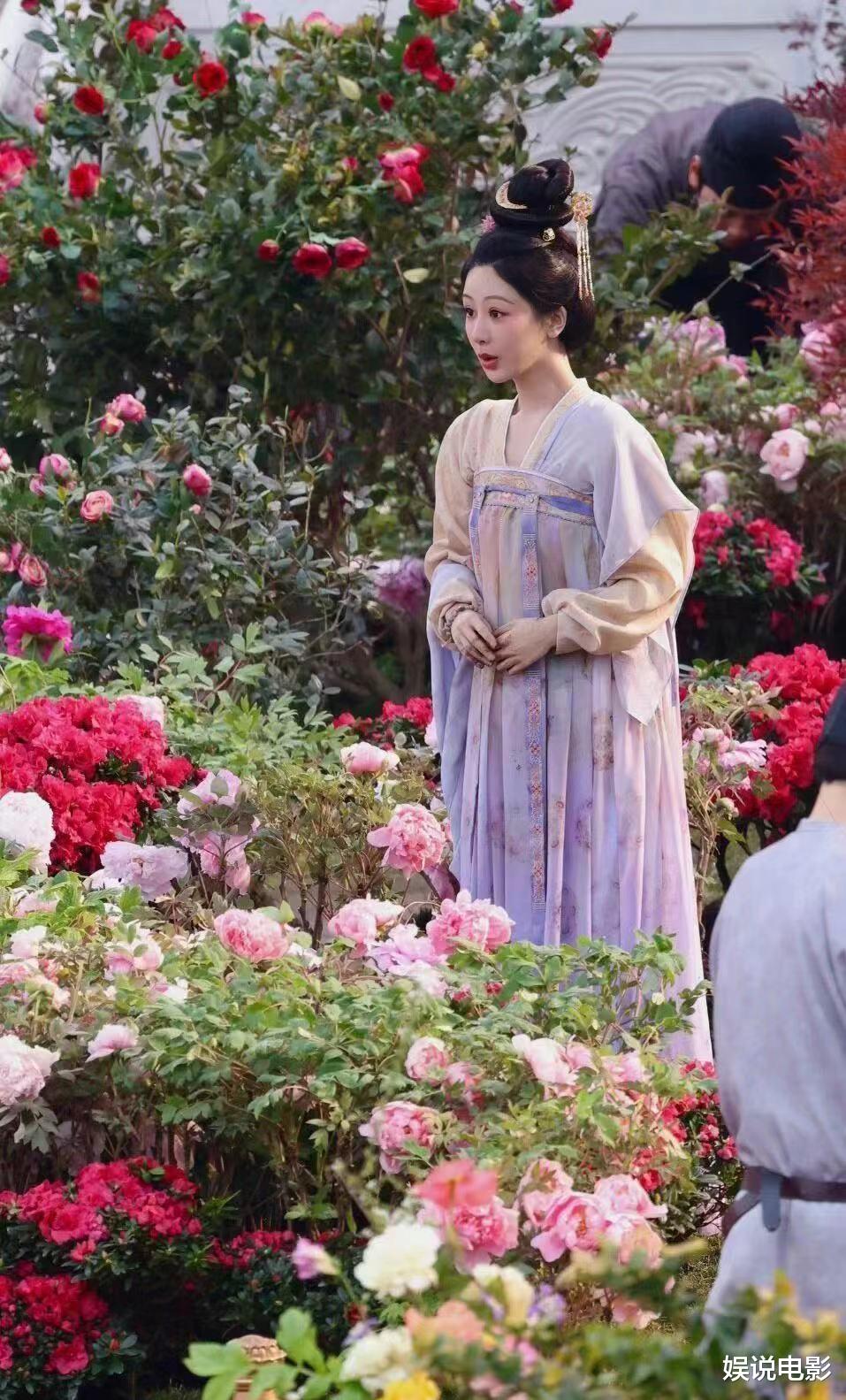 《国色芳华》路透，李现为杨紫戴面具，氛围感拉满也太好嗑了