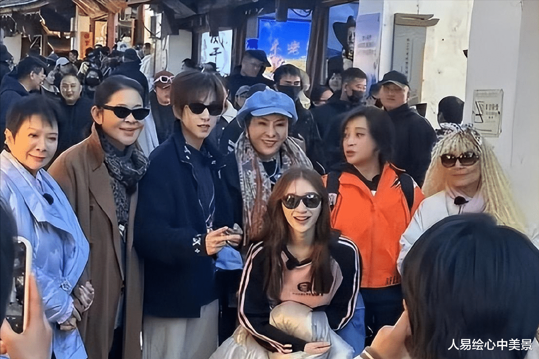 全网抵制！拿没教养当天真的她，终于惹众怒！难怪连刘晓庆都嫌弃