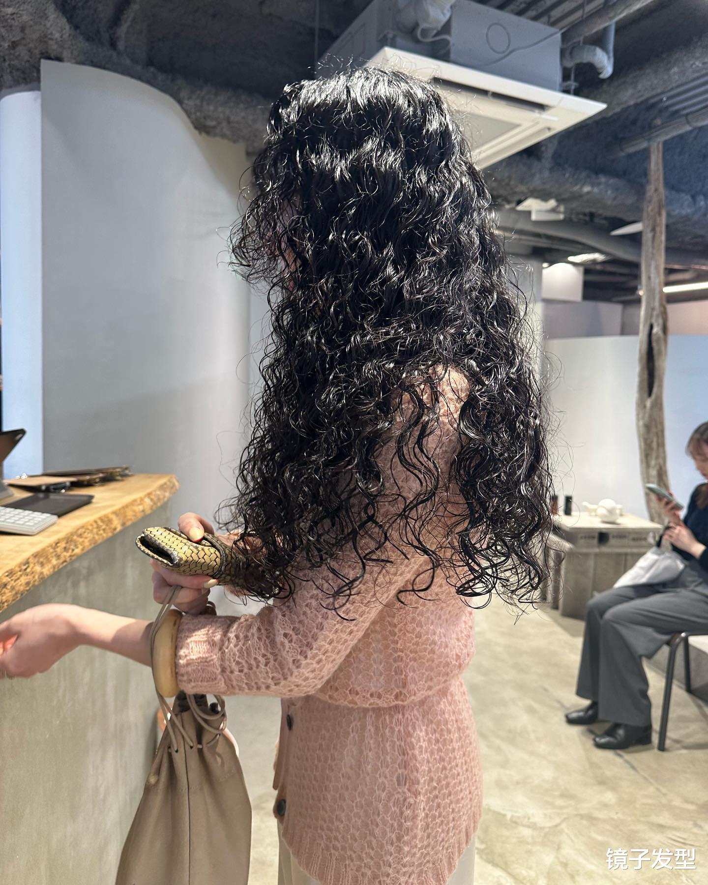 长头发细软贴头皮的姐妹,看看全头羊毛卷烫发,蓬松洋气显时尚