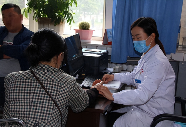 兄妹二人查出胃癌,平时不喝酒喜清淡,医生:早上爱吃1样东西