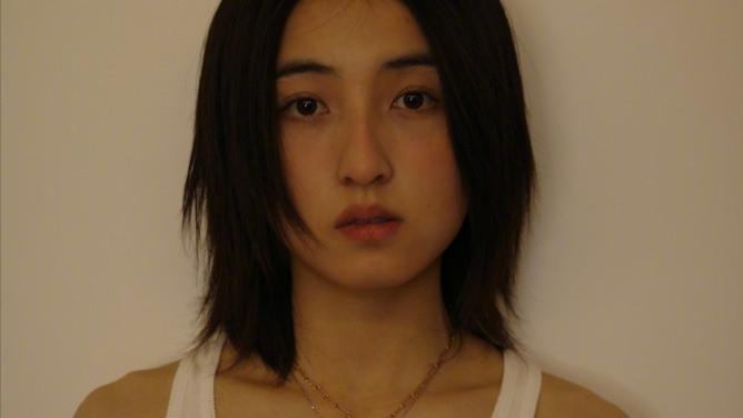 张子枫居家随拍曝光，慵懒造型惹人爱，文艺少女尽显自然之美！