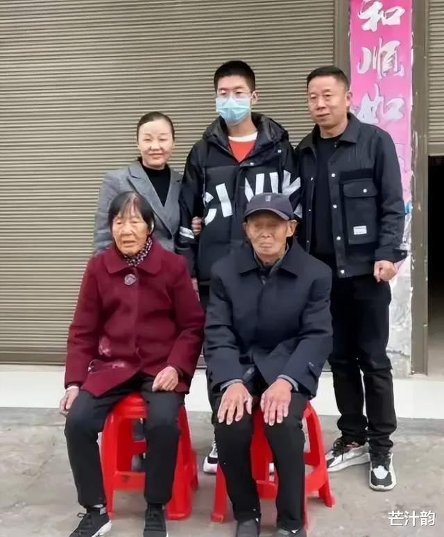 泪目!孙海洋父亲离世女儿孙悦脸色苍白,孙卓表情简直太懂事