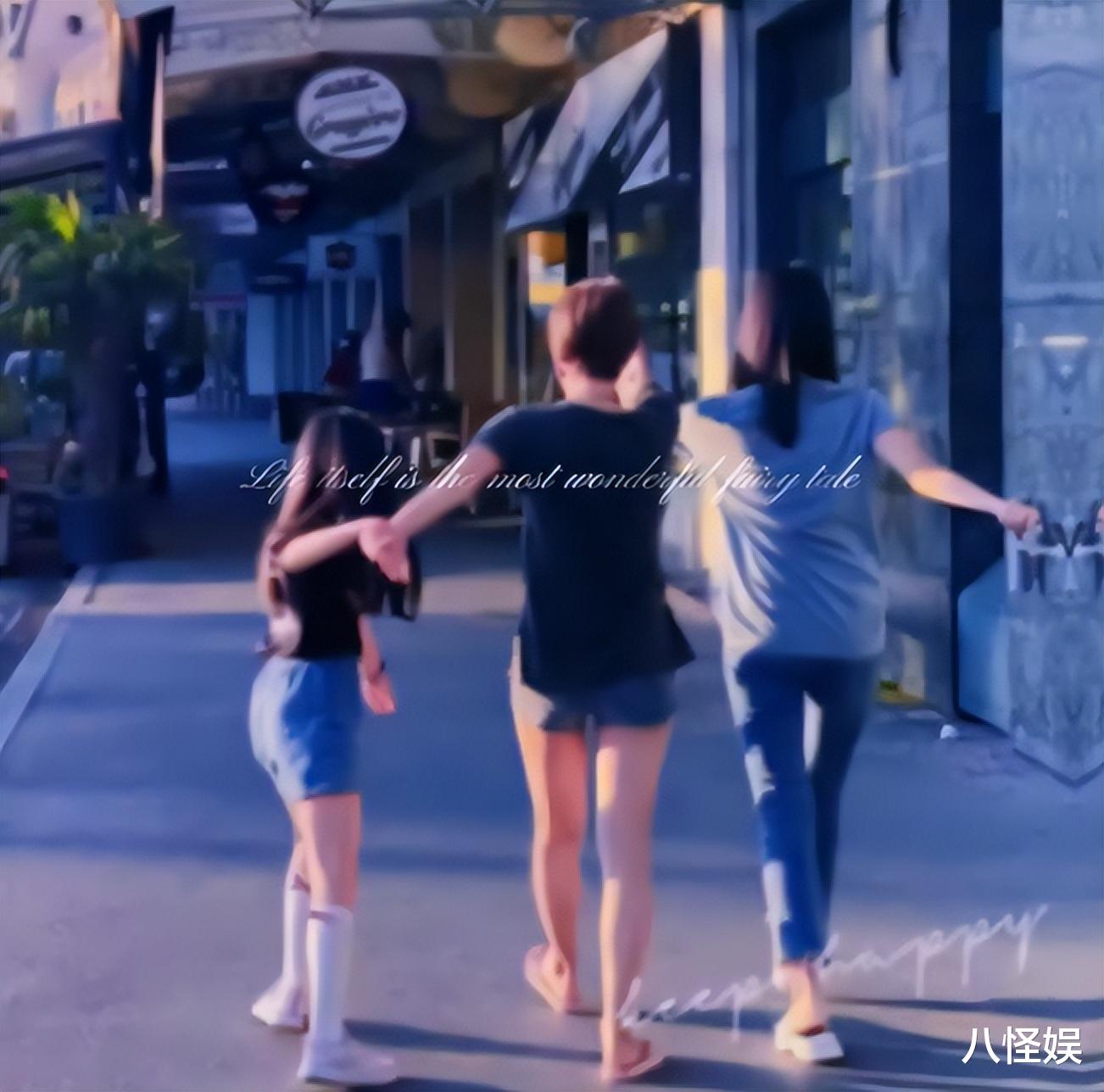 文章大女儿做凉面,画长睫毛戴4个项链好精致,骄傲称半个陕西人