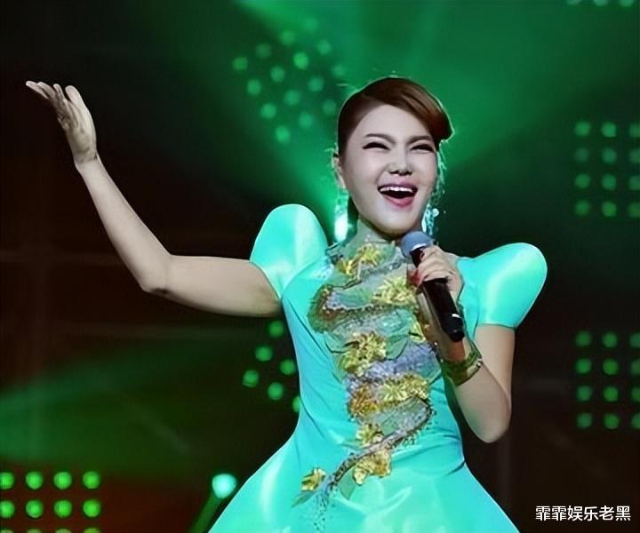 从央视宠儿到跳梁小丑,抢歌出道的乌兰图雅,早已活出自己的模样