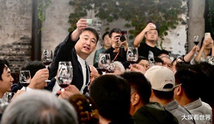 黄磊乌镇宴请圈内好友，沈腾快乐吃席接地气，万茜一家三口现身