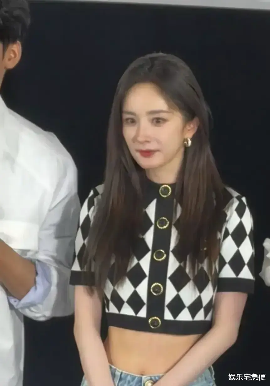 杨幂六一为小糯米送生日祝福，宠溺喊“我闺女”，母女俩长得好像