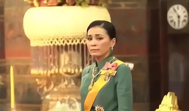 诗妮娜真怀孕去了?出宫前多张“孕照”被挖,公务时泰王全程盯梢