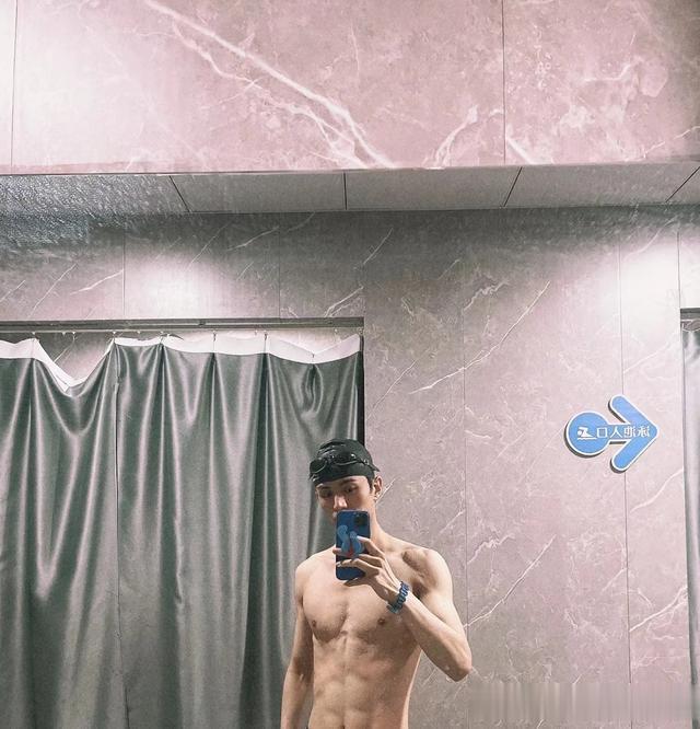 李九霖逆天颜值,太迷人了,身材太好了?霸气威武十足!