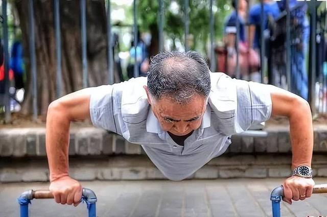 苹果、西瓜不要吃？医生劝告：上年纪，可要少碰苹果和西瓜