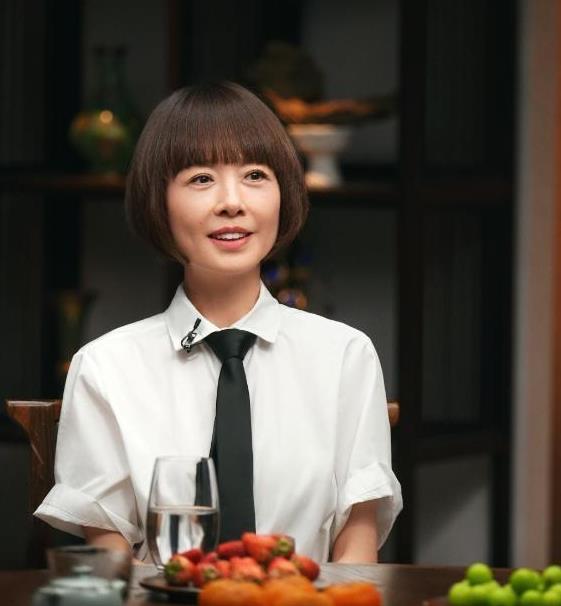 “央视一姐”到“查无此人”，54岁的鲁豫，终将还是走到今天这步