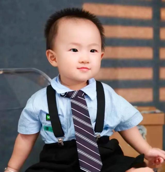 黄一鸣女儿拍写真像爷爷,黄一鸣:没有刻意留爷爷发型,就长这样