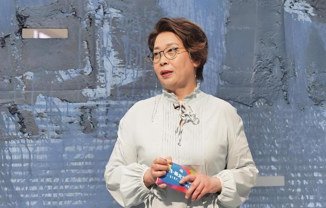 央视胖主持张越，如今鼻孔外翻身形暴瘦，离开央视后她经历了什么