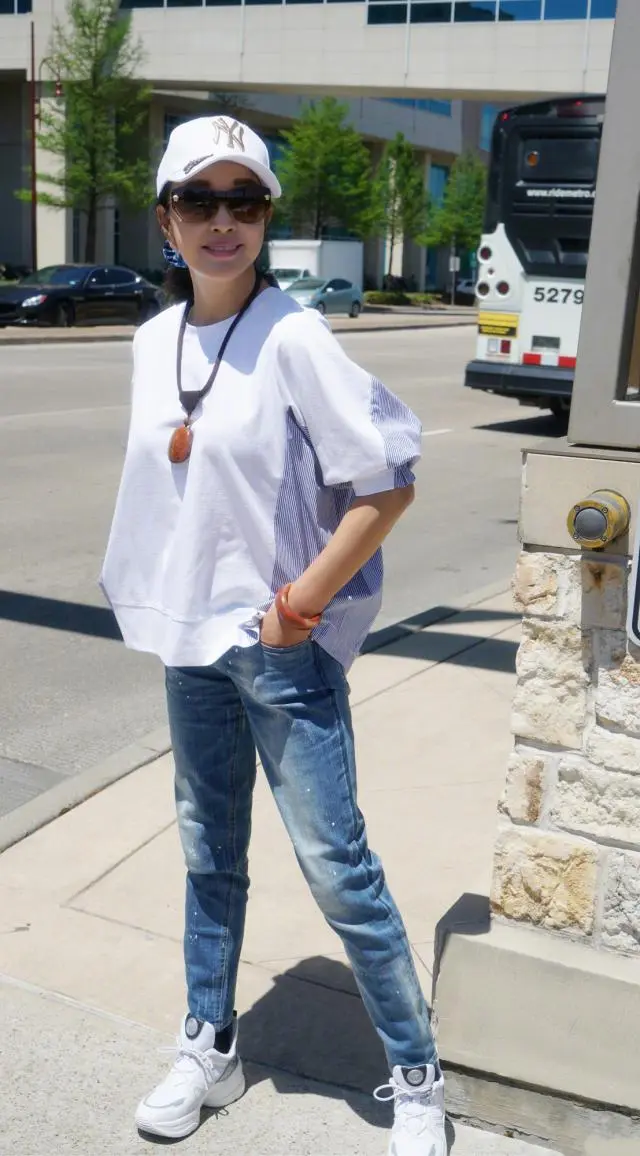 刘晓庆都73岁奶奶，还剪短发穿白T恤+红短裤，却意外显的年轻漂亮