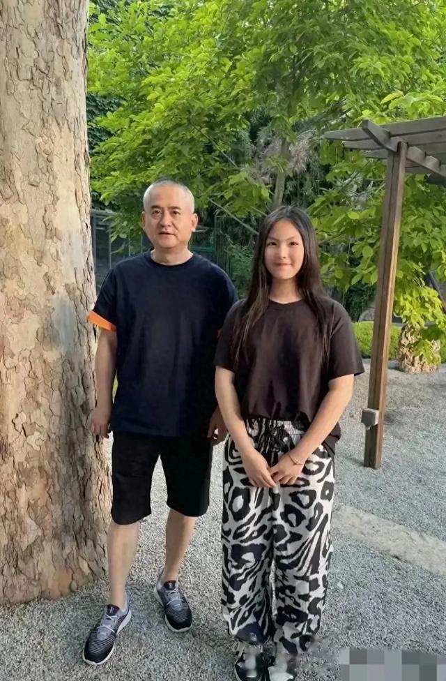 笑不活！李湘进歌手后台帮女儿要合影，照片出来心疼汪苏泷一秒钟