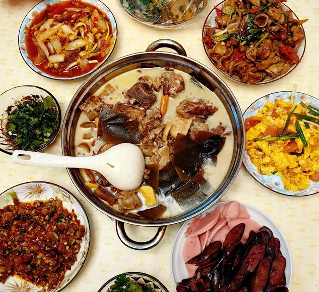 北京女孩瞒着父母到贵州男友家吃饭,晒了饭菜后,网友却劝分手!