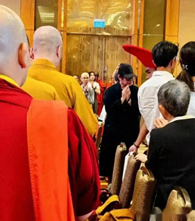 61岁李连杰现身新加坡法会,面相怪异脸色发黑,多年修行未有正果