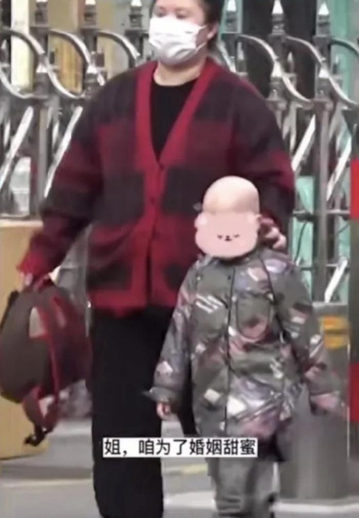 沈腾携妻子恩爱出游被偶遇,王琦身材惹争议,5岁儿子背影好成熟