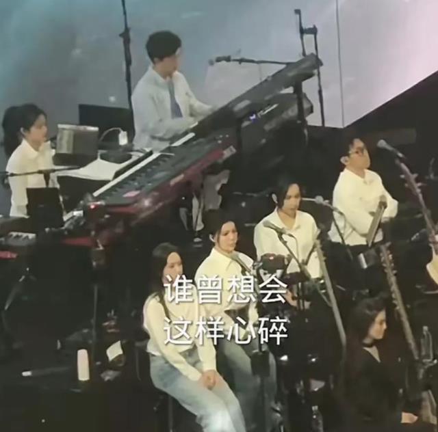 刀郎合肥演唱会后台照曝光,挤眉弄眼抬手作揖,现场座无虚席