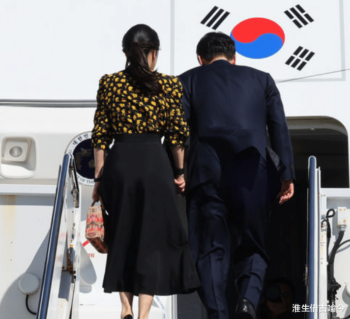 52岁韩国第一夫人出访，穿粉衣白裙扮嫩，一张“整容脸”更美了