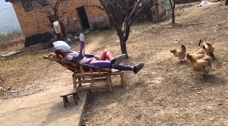 姑娘大意了，镜片里的反射被大家看得一清二楚，不觉得尴尬吗