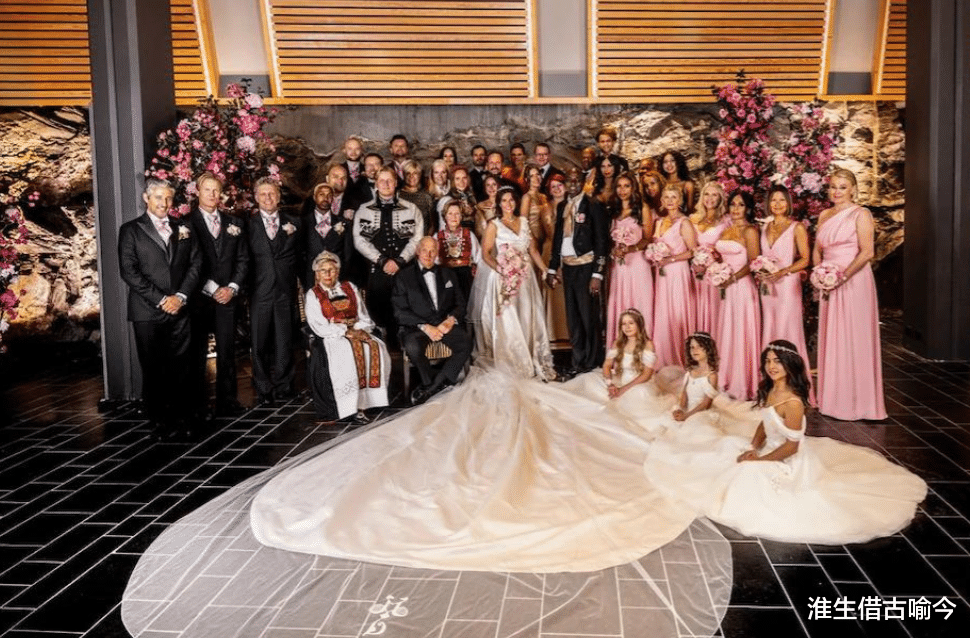 52岁挪威大公主下嫁美国黑人,两个人在婚礼上热情拥吻,真的甜蜜