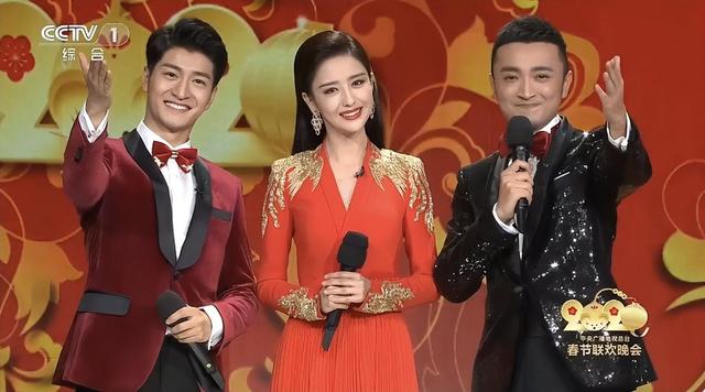 佟丽娅素颜现身餐厅,眼神凌厉和台前区别大,被指有官太太气质