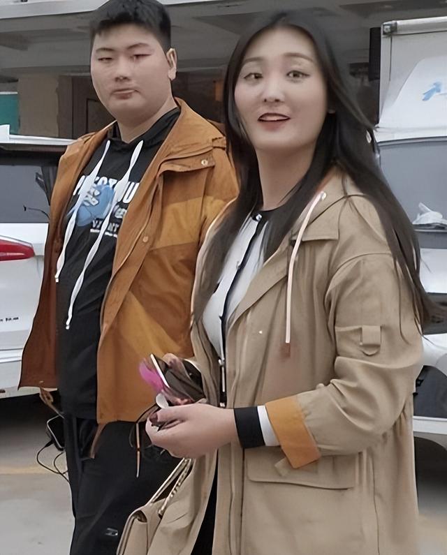 离婚一年多,24岁陈亚男和22岁朱小伟,早已过上截然相反的生活