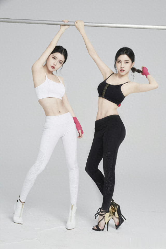 By2黑白紧身美腿好想[舔屏][舔屏] ???