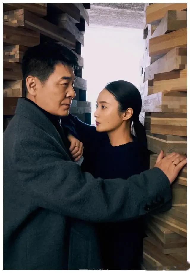 48岁蒋勤勤西班牙度假,素颜超美,老公松弛穿搭却被嘲老人味太重