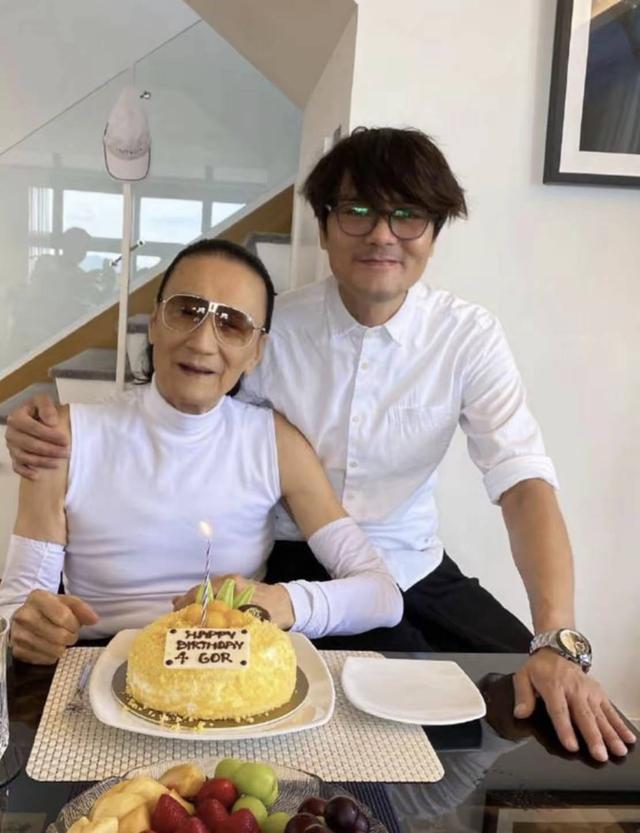 88岁谢贤近照曝光,精气神很弱,容貌与晚年母亲的样子一模一样