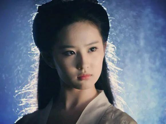 “干爹资源”引争议，刘亦菲新剧陈金飞担任监制！20年纠缠还是泄洪了