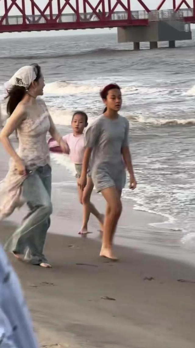 43岁李小璐和甜馨海边度假 太有少女感