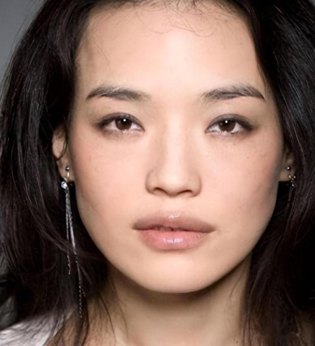 平胸、龅牙、塌鼻,明明长得难看却火遍大江南北,这些女星凭啥