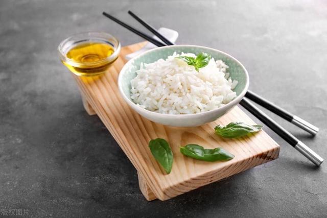 馒头与米饭谁更容易“长肉”？减肥，每天吃多少碳水为宜？