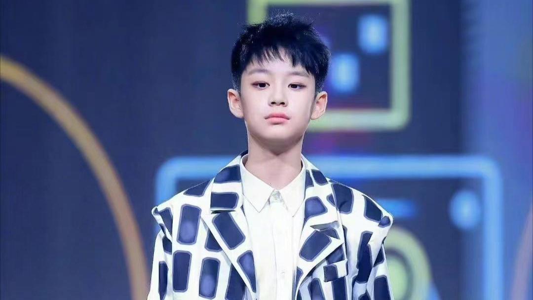 曹颖近况惹热议！在韩国夜市小店卖货，浓妆艳抹