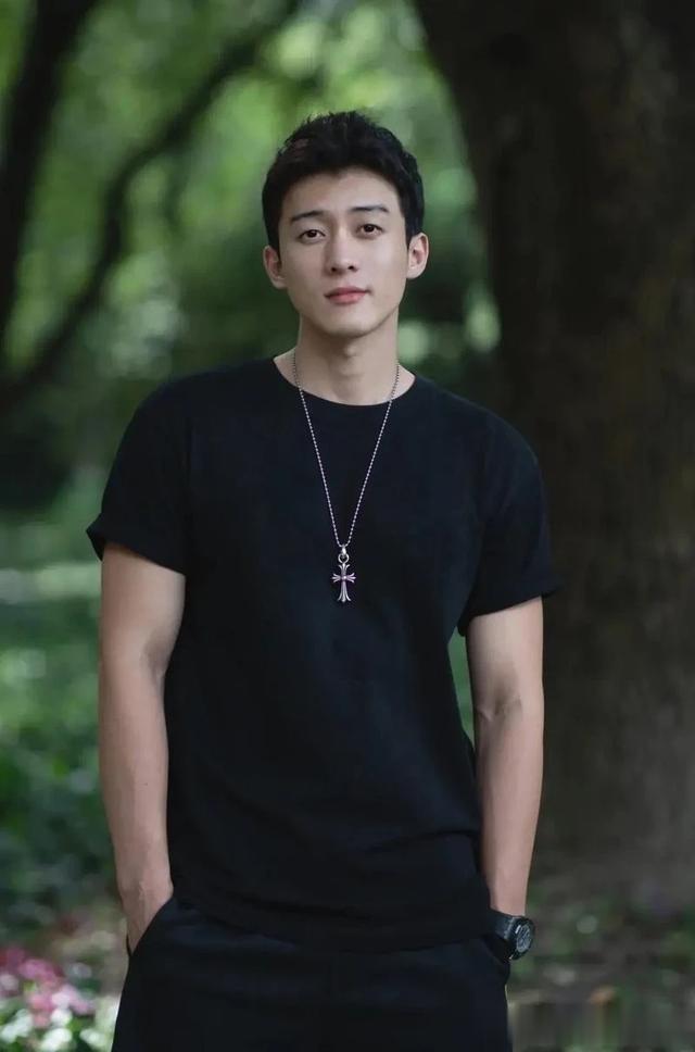 侯雯元的身上自带一种被自己迷得神魂颠倒的气质，演技精湛！