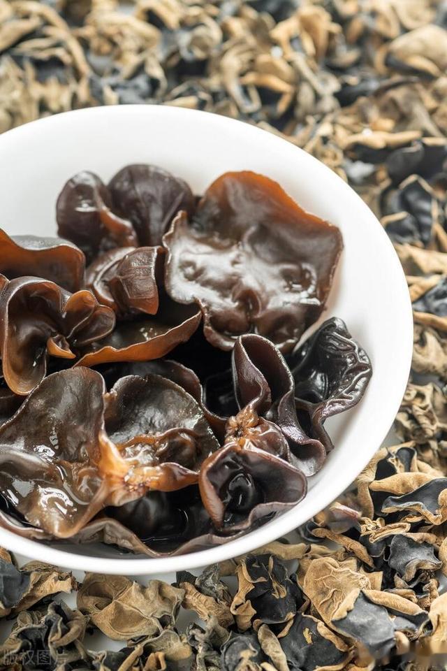 泡木耳，别用冷水泡，饭店大厨教你3招，10分钟泡发，又大又干净