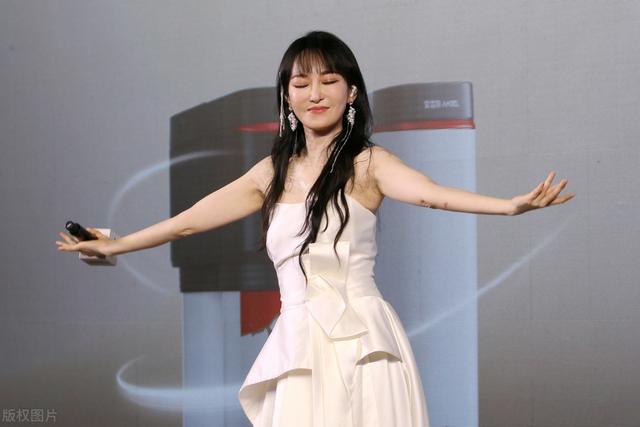 萨顶顶还是蛮好看的,你喊她周鹏估计也会看你一眼