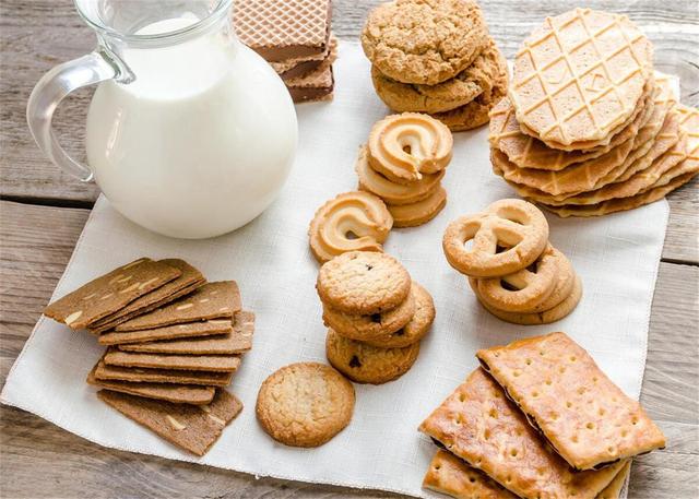 早餐最忌吃这5种低质碳水，热量高营养低，跑步一小时才能消耗