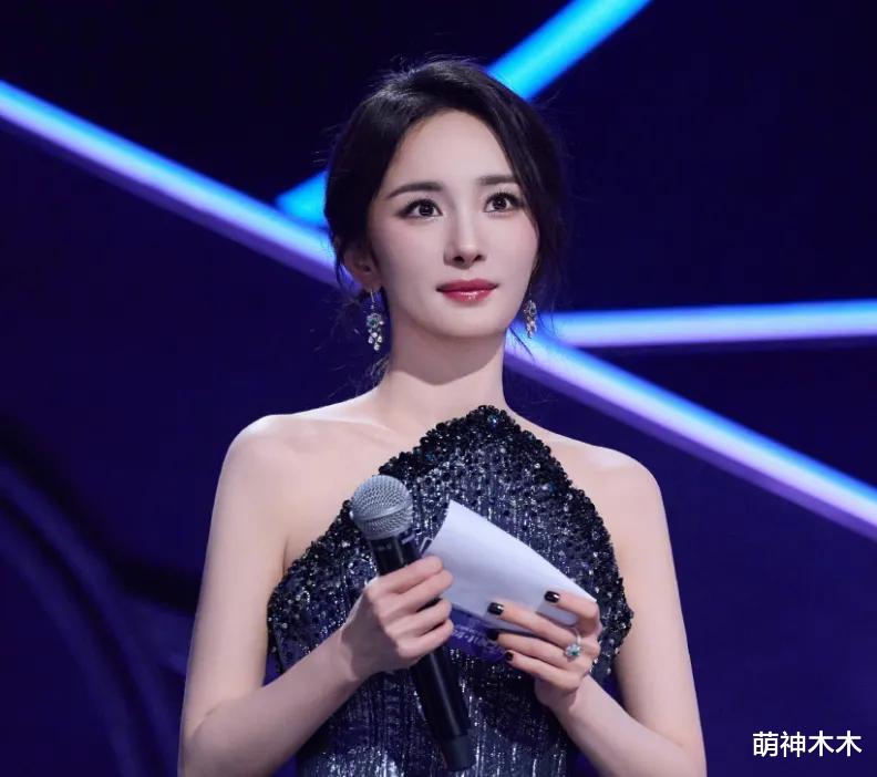 38岁杨幂和张艺谋同框,点头哈腰忙着社交,积极表现粉丝期待合作