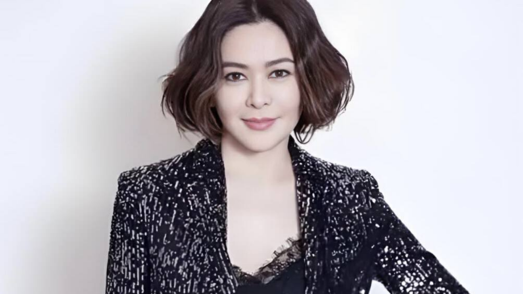 62岁关之琳被男模揽在怀里,女神风采依旧,比男模都好看