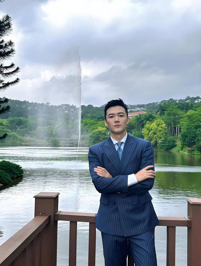 央视|他是央视最帅主持人，30岁进央视，34岁上春晚，如今38岁感情成谜